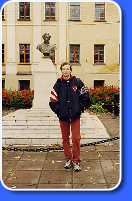My photo in Tula near Pushkin's monument